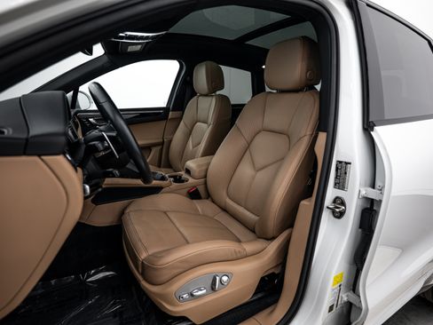 Certified 2023 Porsche Macan AWD/4WD image 5