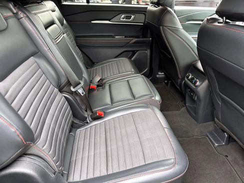 Used 2025 Ford Explorer ST-Line w/ ST-Line Street Pack image 13