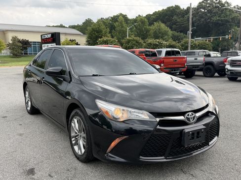 Used 2017 Toyota Camry SE FWD image 4