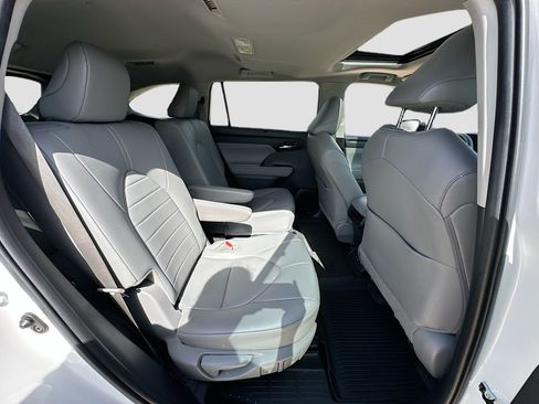 Used 2024 Toyota Highlander XLE FWD image 28