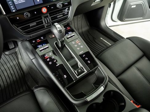 New 2026 Porsche Macan AWD/4WD image 18