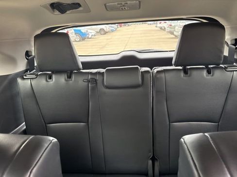 Used 2023 Toyota Highlander XLE FWD image 14