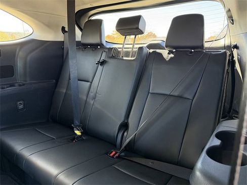 Certified 2024 Toyota Highlander XLE image 30