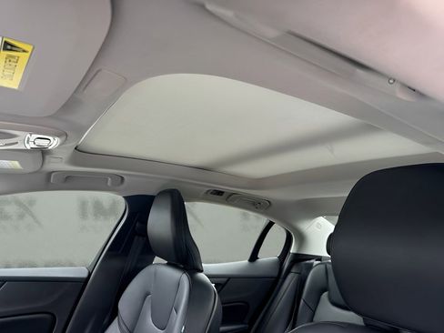 Used 2020 Volvo S60 T5 Momentum FWD image 11