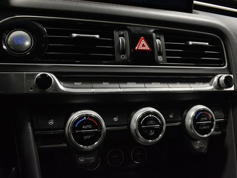 Used 2023 Genesis G70 2.0T image 23