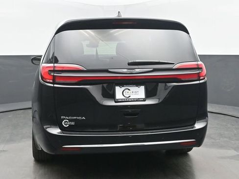Used 2025 Chrysler Pacifica Select image 5