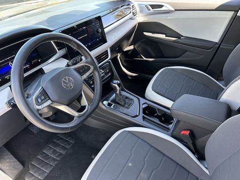 Used 2025 Volkswagen Taos SE FWD image 16