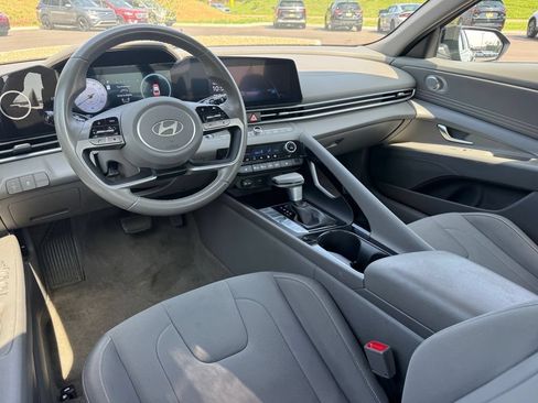 Used 2025 Hyundai Elantra SEL FWD image 14