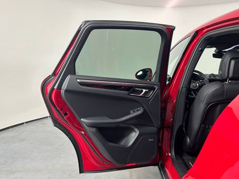 Used 2025 Porsche Macan AWD/4WD image 27
