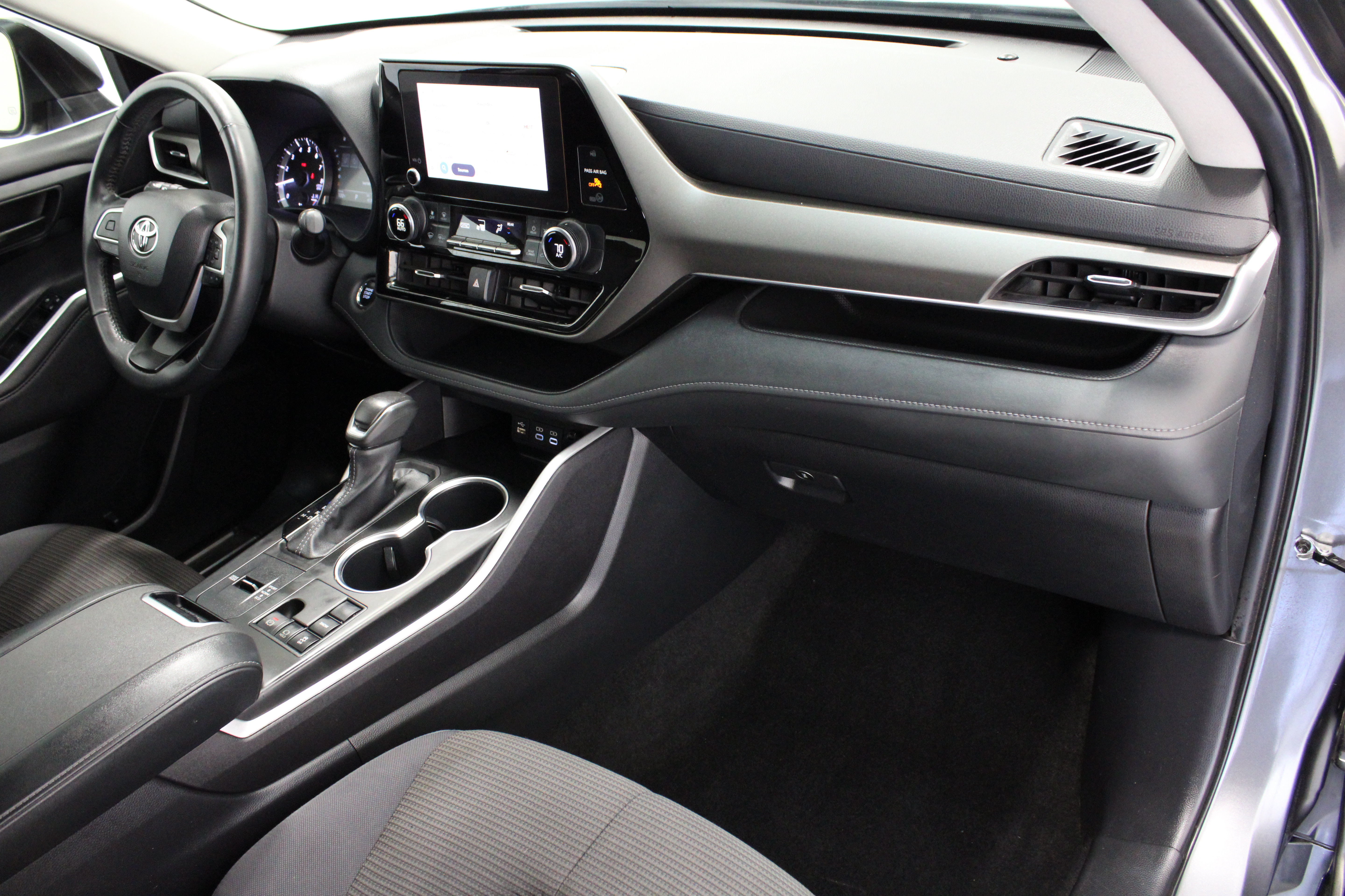 Used 2023 Toyota Highlander LE FWD image 37
