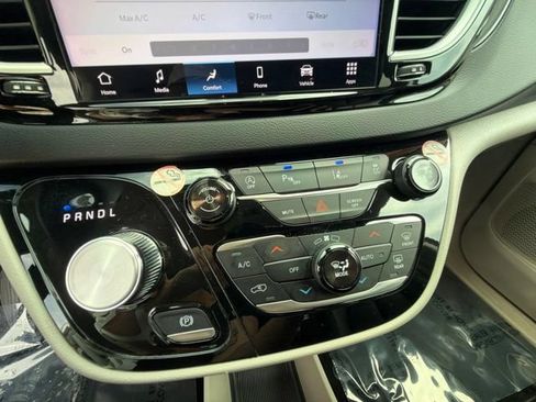 Used 2024 Chrysler Pacifica Touring-L FWD image 20