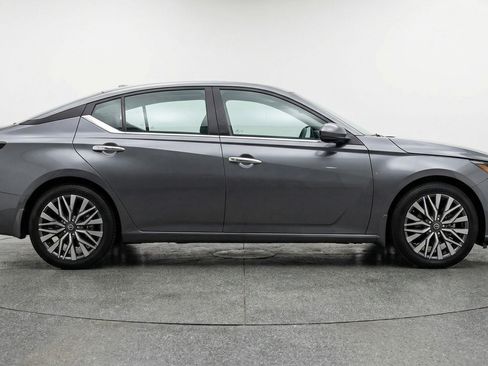 Used 2025 Nissan Altima 2.5 SV image 11
