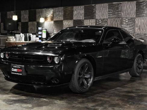 Used 2015 Dodge Challenger SXT image 6
