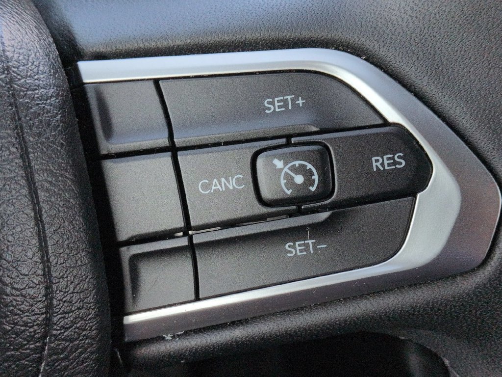 Used 2025 Jeep Compass Latitude w/ Sun & Sound Group AWD/4WD image 20