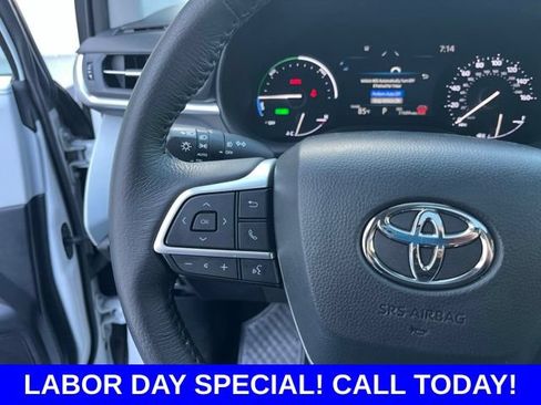 Used 2025 Toyota Sienna XLE FWD image 19
