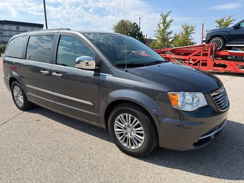 Used 2016 Chrysler Town & Country Touring-L w/ Driver Convenience Group FWD image 1