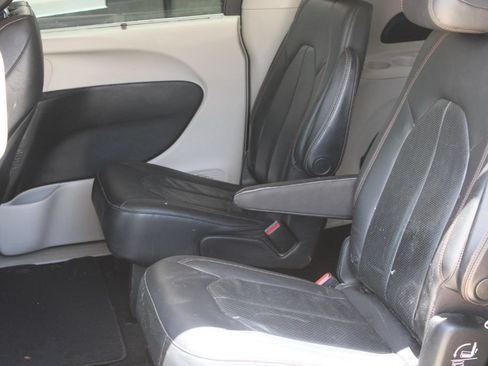 Used 2019 Chrysler Pacifica Touring-L FWD image 14