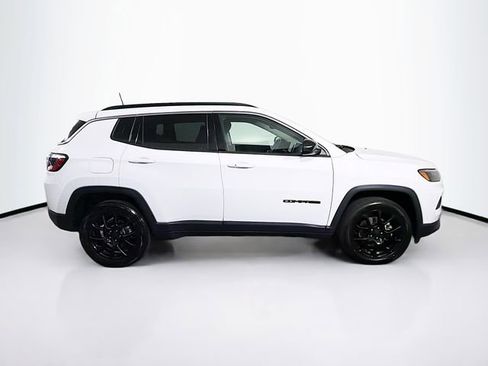 Used 2022 Jeep Compass Latitude w/ Sun and Sound Group AWD/4WD image 10