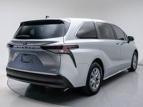 Used 2023 Toyota Sienna XLE image 5