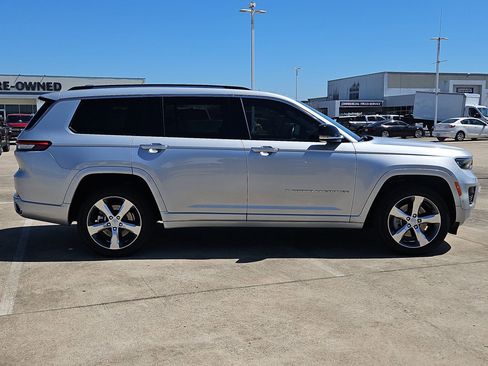 Used 2021 Jeep Grand Cherokee L Overland w/ Luxury Tech Group IV AWD/4WD image 2