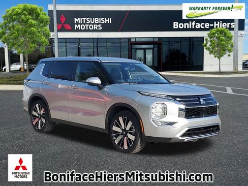 Used 2025 Mitsubishi Outlander SE image 1