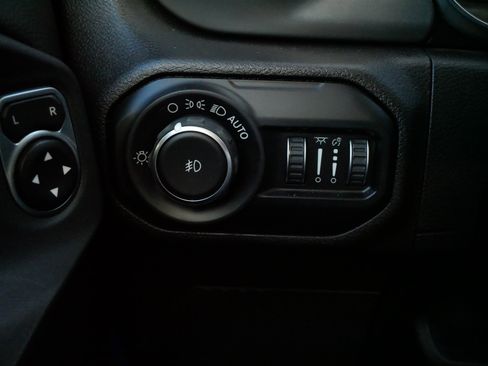 Used 2019 Jeep Wrangler Unlimited Sahara image 26