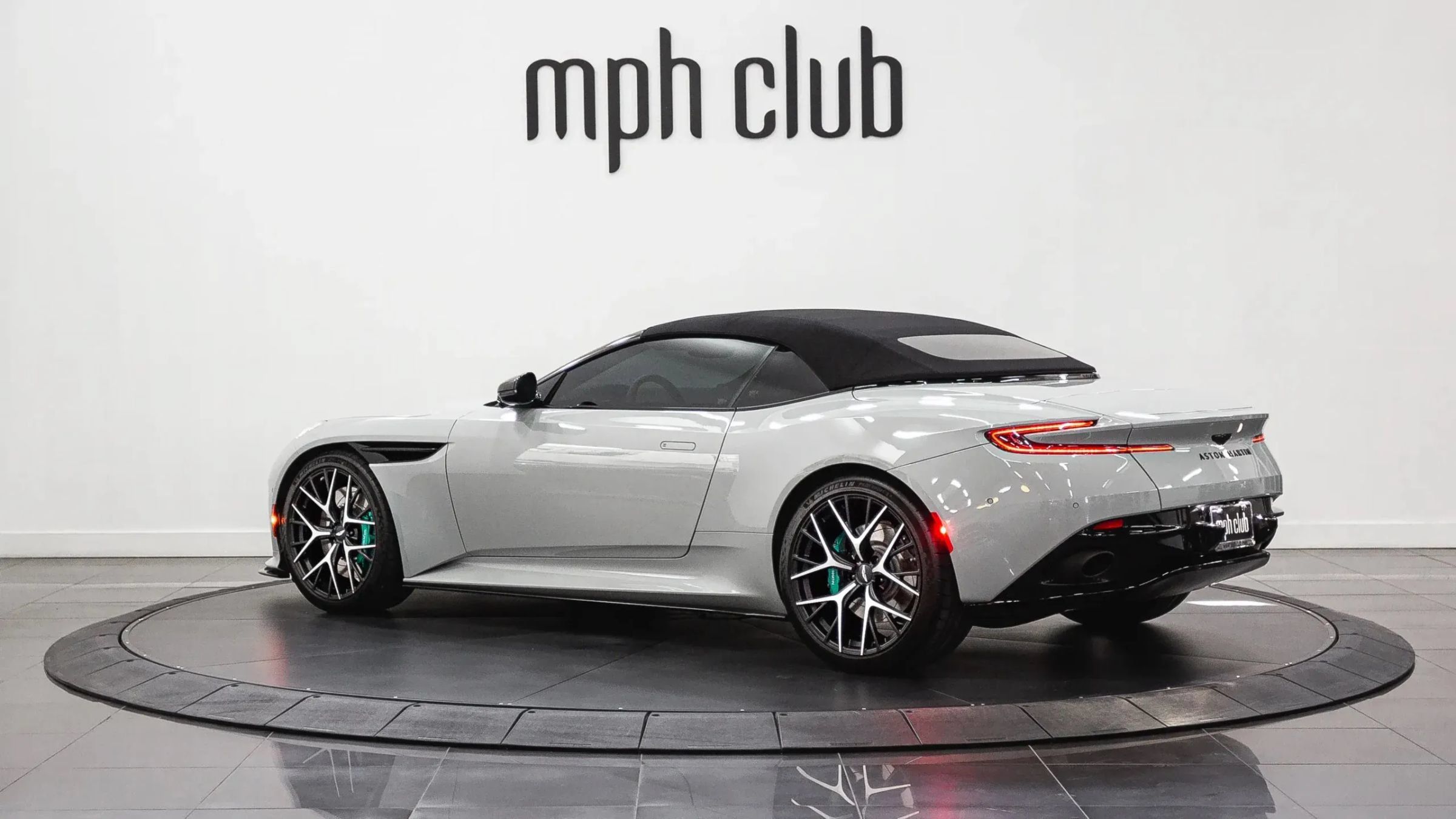 Used 2024 Aston Martin DB12 Convertible RWD image 11