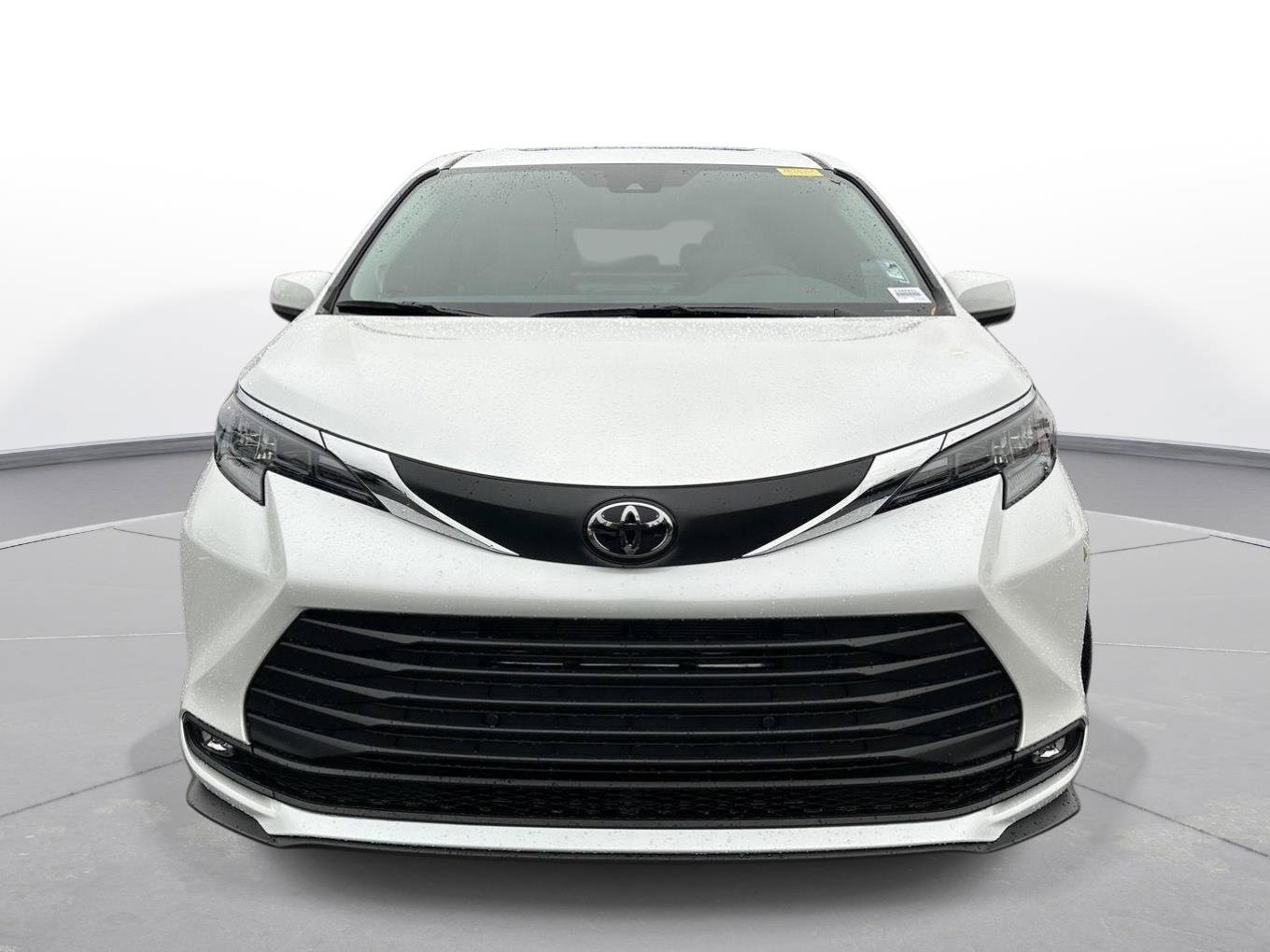 Used 2026 Toyota Sienna XLE FWD image 3