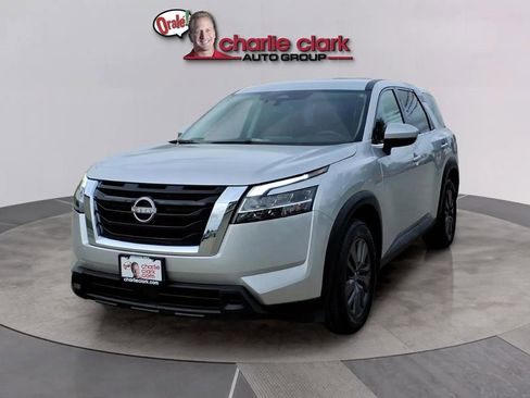 Used 2022 Nissan Pathfinder S FWD image 2