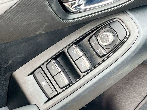 Used 2024 Subaru Crosstrek 2.5i Limited w/ Crosstrek Mirror Package image 17