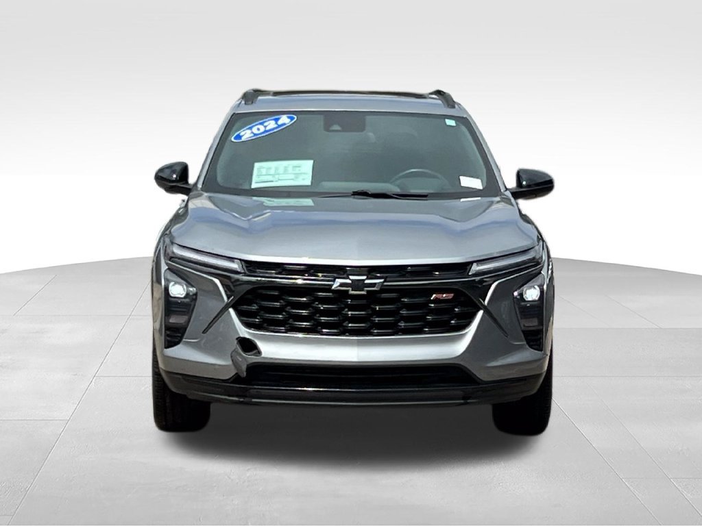 Used 2024 Chevrolet Trax RS w/ Sunroof Package FWD image 2