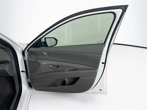 Used 2025 Hyundai Elantra SEL FWD image 32