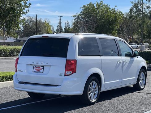 Used 2019 Dodge Grand Caravan SXT image 4