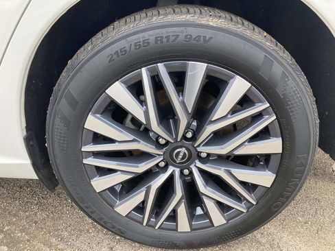 Used 2025 Nissan Altima 2.5 SV image 13