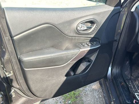 Used 2019 Jeep Cherokee Limited FWD image 5