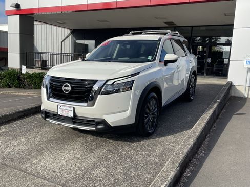 Used 2023 Nissan Pathfinder SL w/ SL Premium Package AWD/4WD image 3