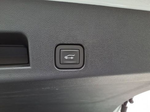 Used 2025 Chevrolet Traverse LT w/ Driver Confidence Package image 20