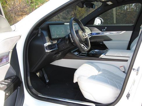 Used 2024 BMW 760i xDrive w/ Premium Package 2 image 4