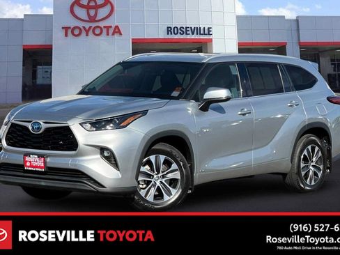 Certified 2022 Toyota Highlander XLE AWD/4WD image 1