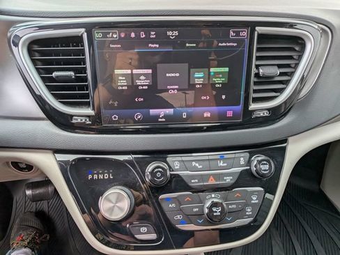 Used 2021 Chrysler Pacifica Touring-L FWD image 30
