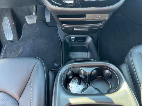Used 2026 Chrysler Pacifica Select FWD image 25