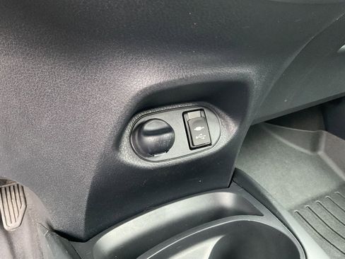 Used 2015 Toyota Yaris L image 26