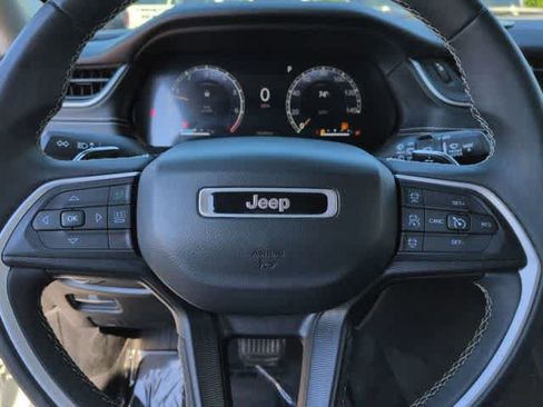 Used 2023 Jeep Grand Cherokee Laredo AWD/4WD image 22