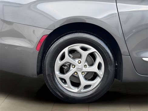 Used 2022 Chrysler Pacifica Limited image 46