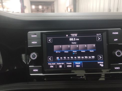 Used 2024 Volkswagen Jetta SE image 11