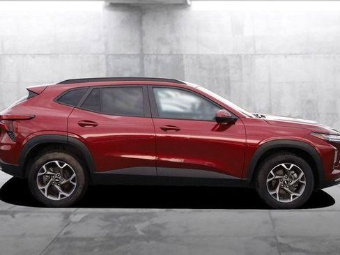 Used 2025 Chevrolet Trax LT FWD image 5