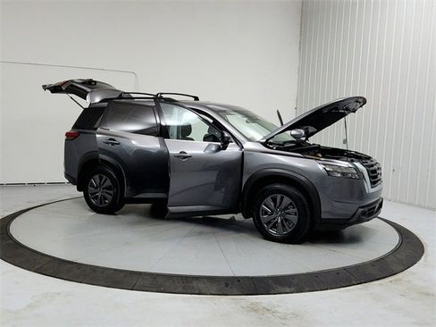 Used 2024 Nissan Pathfinder SV image 9