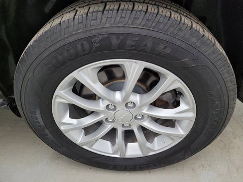 Used 2019 Jeep Cherokee Latitude w/ Cold Weather Group image 31