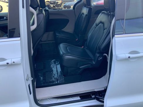 Certified 2024 Chrysler Pacifica Touring-L FWD image 16