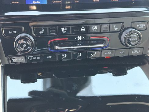 Used 2024 Jeep Grand Cherokee Limited w/ Luxury Tech Group II RWD image 34